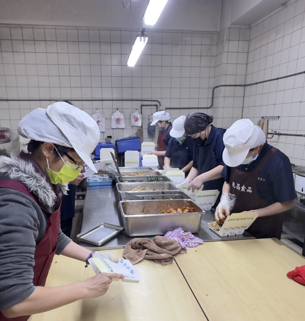 新竹團膳中央廚房出餐作業 企業便當製作流程