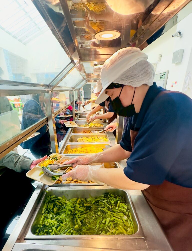桃園企業團膳中央廚房出餐現場，提供穩定員工餐與公司午餐服務