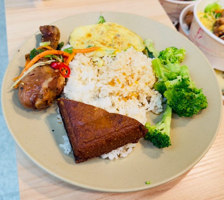 桃園企業團膳便當菜色展示，包含主菜、蔬菜與配菜，適合公司員工午餐