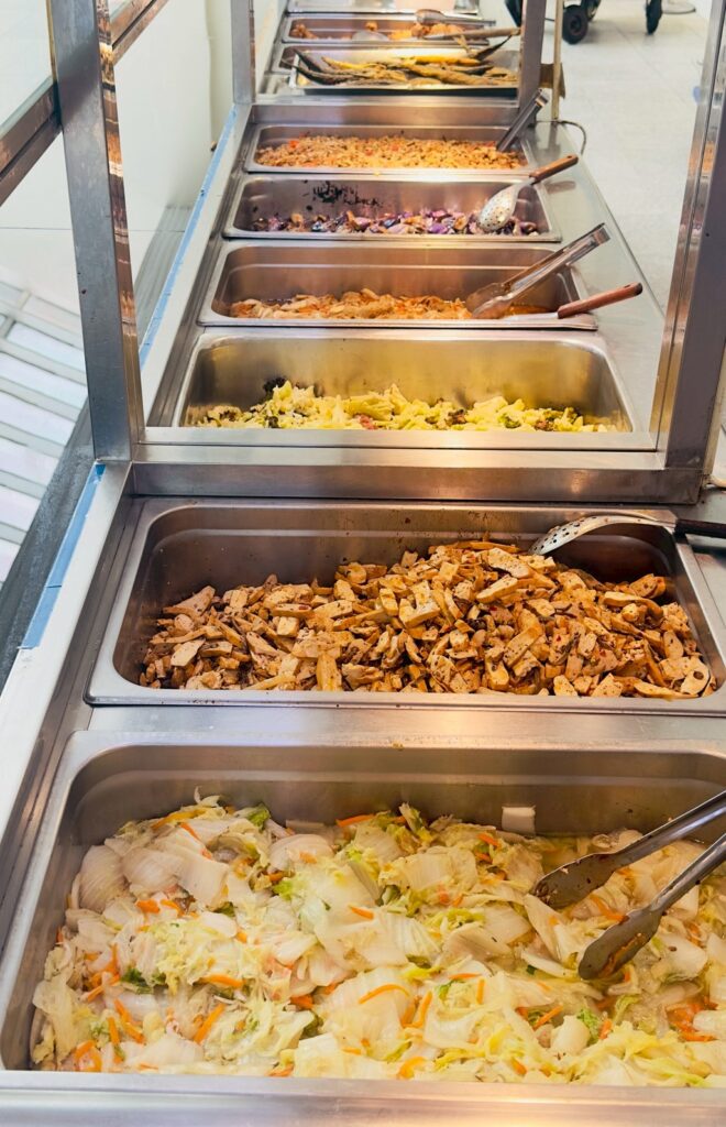 兆昌食品企業團膳出餐菜色展示，提供桃園公司員工餐與穩定供餐服務